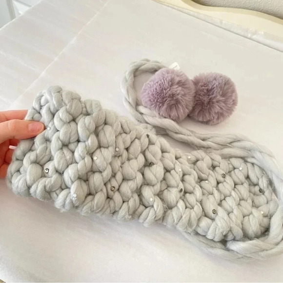 NWT Anthropologie Chunky Knit Embellished Pom Pom Ear Warmer Grey One Size - Picture 4 of 6